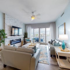 Beautiful condo minutes form beach with WiFi AC and pool One dog OK