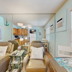 Charming Gulf front condo with views of Belleair Beach with central AC