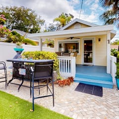 3 Cozy Cottages with Kitchens, AC & Shared Yard