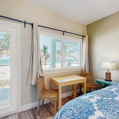Beachfront condo top floor Gulf views full kitchen and central AC