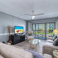 Steps to Beach + Pool in Madeira Beach