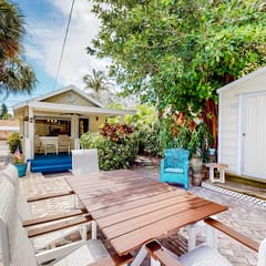 Adorable cottage near the beach with WiFi full kitchen and shared yard