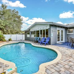 Dog friendly Oasis with Private Pool WiFi and Washer Dryer 5 Min to Beach