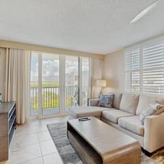 Snowbird friendly oceanfront gem with WiFi AC access to pool hot tub and dock