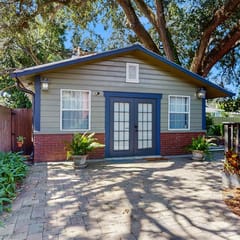 Dog friendly cottage near downtown Tampa and attractions with central AC and WD