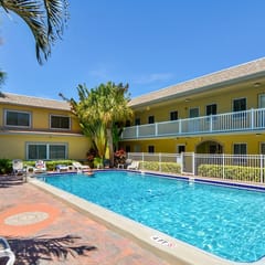 Beachside St Pete Condo w Heated Pool Near Landmark Restaurants
