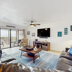 Beachfront condo with pool tennis court and AC Dog friendly
