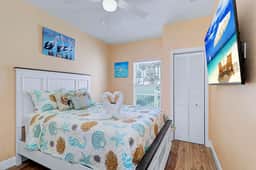 Updated duplex with AC full kitchen and washer dryer walk to beach bars dining
