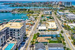 Updated duplex with AC full kitchen and washer dryer walk to beach bars dining