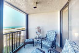 Peaceful Sand Key condo near beaches with hot tub pool and stunning views