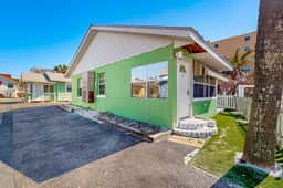 Gulf front beach cottage with full kitchen and central AC