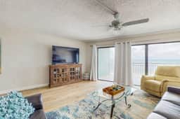 Beachfront Condo in Tampa | Balcony & Heated Pool