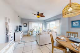 Oceanfront condo with Shared Pool Ocean View High Speed WiFi and Central AC