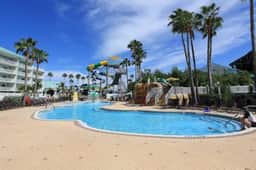 Stylish snowbird friendly condo near the beach with AC and WD dog friendly