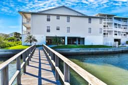Waterfront condo with shared heated pool and splendid views Dogs ok