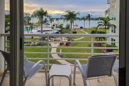 Water views family and snowbird friendly close to beaches WD AC Wifi