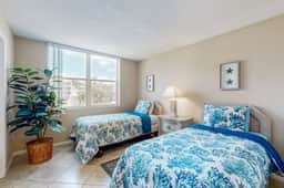 Water views family and snowbird friendly close to beaches WD AC Wifi