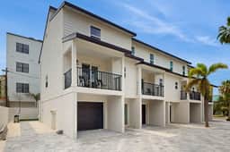 Modern dog friendly townhome close to the Gulf and beaches shopping and dining