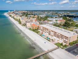 Luxurious waterfront penthouse with stunning Gulf views hot tub and two pools