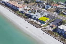 Charming Gulf front condo with views of Belleair Beach with central AC