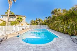 Delightful condo with beach and pool access washer dryer