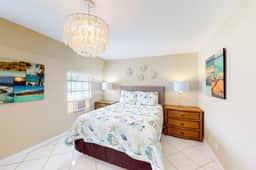 3 Cozy Cottages with Kitchens, AC & Shared Yard