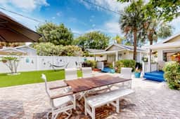 Cute cottage near the beach with grill enclosed yard WiFi WD deck and AC