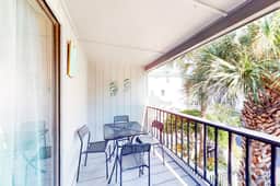Lovely waterfront townhouse with pool fast WiFi central AC and washer dryer