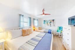 Lovely waterfront townhouse with pool fast WiFi central AC and washer dryer