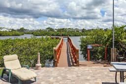 Lovely waterfront townhouse with pool fast WiFi central AC and washer dryer