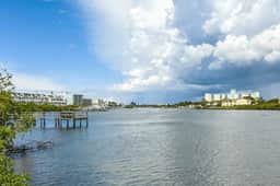 Lovely waterfront townhouse with pool fast WiFi central AC and washer dryer