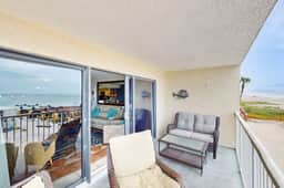 Corner condo with endless Gulf views full kitchen and balcony dogs welcome
