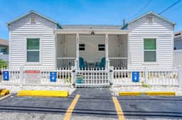 Central beach cottage with full kitchen AC and WD walk to beach and dining