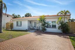 Fully renovated home with furnished patio washer dryer AC walk to the beach