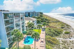 Beachside Haven with Private Balcony Free WiFi Washer Dryer Shared Pool Central AC