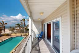 Oceanfront Gem w Pool Hot Tub and Stunning Views Covered Parking