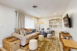 Charming home very close to the beach with a spacious and private yard and hot tub
