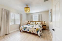 Charming home very close to the beach with a spacious and private yard and hot tub