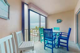 Bright and recently redone condo hot tub pool and tennis direct beach access