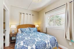 Gulf front condo beach access full kitchen and central AC