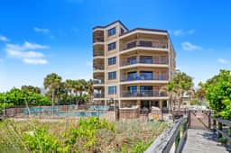 Inviting gem on St Pete Beach with AC and washer dryer snowbird friendly