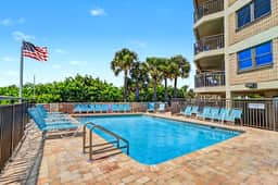 Inviting gem on St Pete Beach with AC and washer dryer snowbird friendly