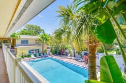 Beachside St Pete Condo w Heated Pool Near Landmark Restaurants