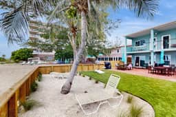 Spacious Gulf side condo beach access full kitchen and central AC