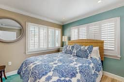 Spacious Gulf side condo beach access full kitchen and central AC
