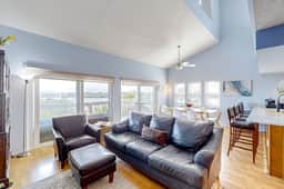 Water views and across the street from Gulf of Mexico Loft AC Beach Gear