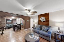 Jupiter Pines Cottage Coastal retreat in Clearwater with yard prime location