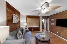 Jupiter Pines Cottage Coastal retreat in Clearwater with yard prime location