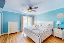 Flip Flops and Fun Furnished Balcony Bay View Pool Across from Beach