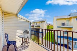 Flip Flops and Fun Furnished Balcony Bay View Pool Across from Beach